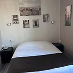 De L'univers فندق