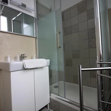 尤尼维斯酒店 2*