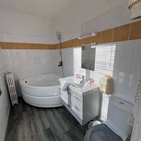 尤尼维斯酒店 酒店 2*