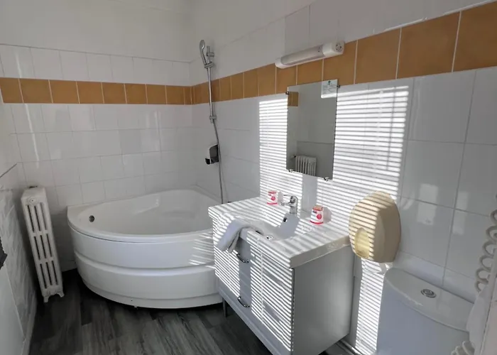 尤尼维斯酒店 酒店 2*