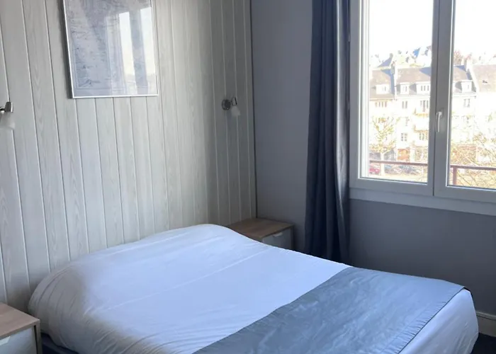 尤尼维斯酒店 2* 凯恩