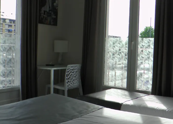 De L'univers Hotel 2*