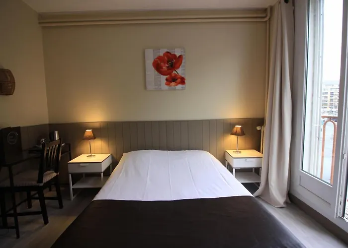 De L'univers Hotel 2*